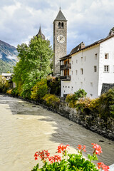Susch, Dorf, Engadin, Unterengadin, Inn, Fluss, Kirche, Alpen, Flüelapass, Passstrasse, Bergstrasse, Wanderweg, via Engiadina, Herbst, Inntal, Herbstfarben, Herbstwanderung, Graubünden, Schweiz