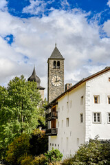 Fototapeta premium Susch, Dorf, Engadin, Unterengadin, Inn, Fluss, Kirche, Alpen, Flüelapass, Passstrasse, Bergstrasse, Wanderweg, via Engiadina, Herbst, Inntal, Herbstfarben, Herbstwanderung, Graubünden, Schweiz