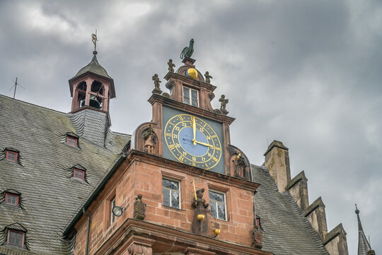 Renaissance Giebel von 1581 mit Kunstuhr auf dem Treppenturm, Rathaus, Altstadt, Marburg, Hessen, Deutschland