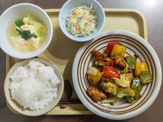 彩り豊かな鶏肉と野菜の炒め物定食