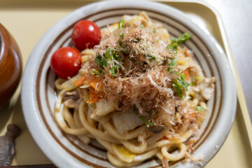 削り節香る焼きうどんとミニトマト