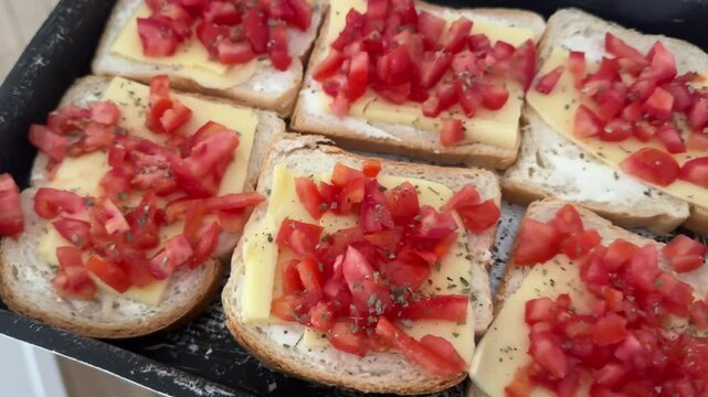 brusqueta assada com tomate e queijo ao forno 