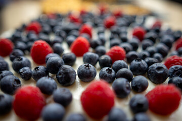 Himbeeren und Heidelbeeren auf einem Kuchen
