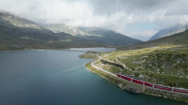 Die RHB auf der Berninalinie entlang des Lago Biancos