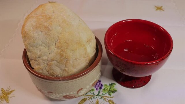 pan y vino transformado en el cuerpo y la sangre de Cristo para la salvaci&oacute;n de los hombres. El jueves santo Jesus instituyo la eucaristia y el sacerdocio, por tanto es el dia del amor que se celebra.