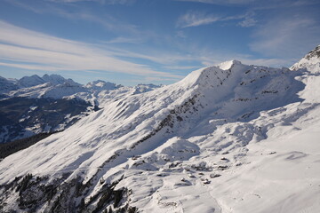 Obraz premium The sunny snow mountain during the day in the winter