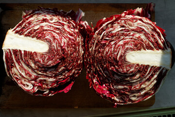 Dwie połówki radicchio (cykoria sałatowa) na desce