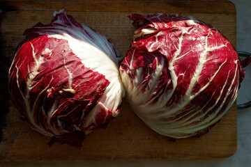 Dwie połówki radicchio (cykoria sałatowa) na desce