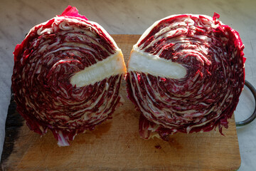 Dwie połówki radicchio (cykoria sałatowa) na desce