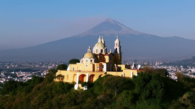 Santuario se&ntilde;ora de los remedios en piramide de Cholula con el Popocatepetl, Puebla