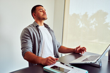 Man practicing mindfulness meditation at his office desk