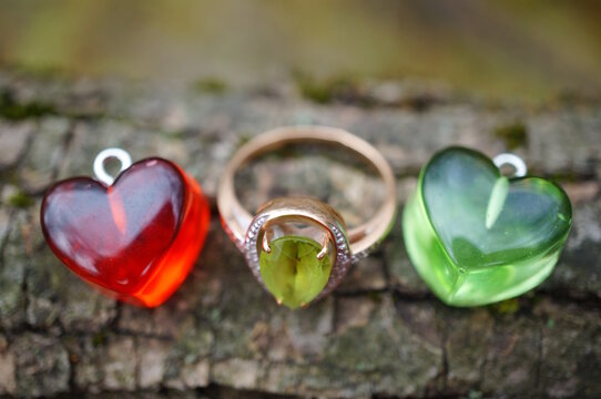 An engagement ring decorated with chrysolite and decorative hearts.
