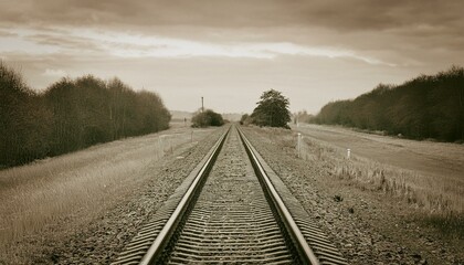 Fototapeta premium 흐린 날씨의 오래된 철길