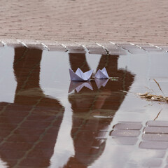 Children's entertainment is to launch paper boats on the water