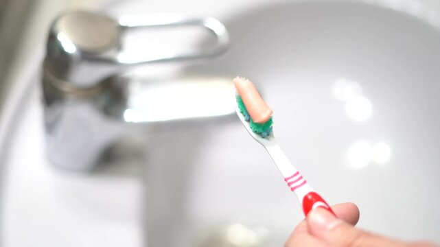 Poner pasta de dientes