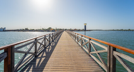 Naklejka premium Passerelle en bois reliant les îles de Joal et Fadiouth au Sénégaal 