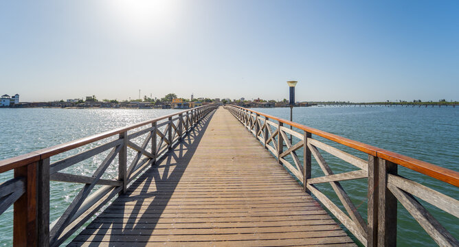 Passerelle en bois reliant les &icirc;les de Joal et Fadiouth au S&eacute;n&eacute;gaal 