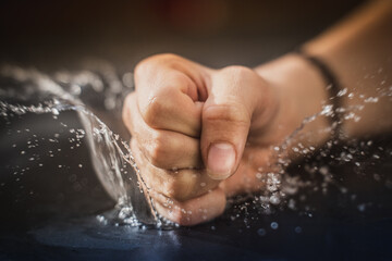 Frapper du poing sur la table