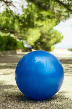Ballon de Yoga Bleu, dans un parc en ext&eacute;rieur