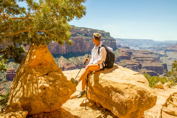 Młoda kobieta turystka na tle Grand Canyon w Arizonie