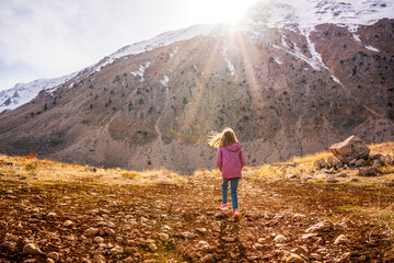 Naklejka premium girl in the mountains