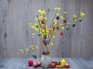 Osterstrauß mit Ostereiern an Forsythien Zweigen