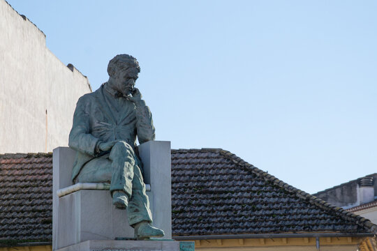 Statue of Federico Garcia Lorca in Fuente Vaqueros sitting with his hand resting on his chin