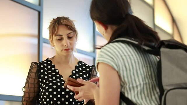 道を教える女性、日本人と外国人女性
