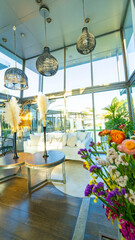 Sala de estar con decoración moderna y grandes ventanales en un hotel boutique