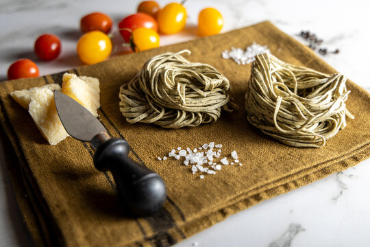 Pasta alle ortiche con formaggio di grana, pomodorini rossi e gialli