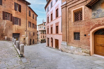 Fototapete Rund Enge Straßen Old street in the historical center of Siena, the UNESCO World Heritage Centre unchanged for 13-14 centuries, with its medieval streets looked like in the early Middle Ages. Italy, 2019   © Wagner