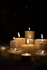 photo Serene Ambiance Created by a Collection of Lit Candles Casting a Warm Glow in the Dark, Fostering Relaxation and Tranquility Through the Gentle Dance of Candlelight