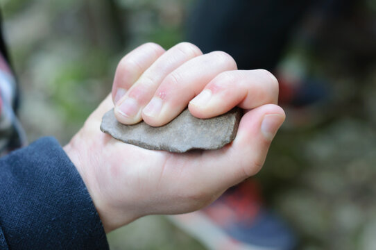 Herramienta prehist&oacute;rica de piedra en mano cauc&aacute;sica