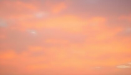 Obraz premium Un cielo lleno de nubes en varios tonos de naranja y rosa, creando una atmósfera cálida y vibrante. Las nubes tienen una apariencia suave y texturizada