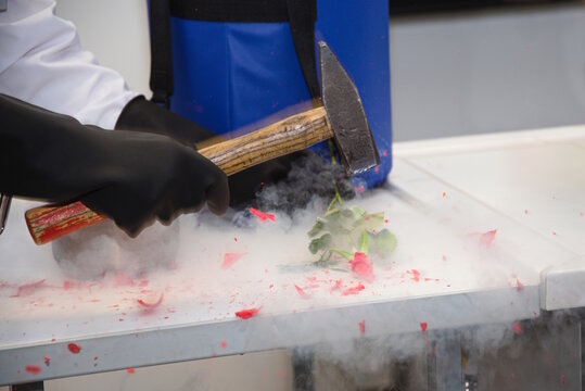 Chemiker experimentiert mit fl&uuml;ssigem Stickstoff - Nahaufnahme
