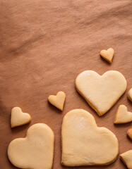 Obraz premium the of Homemade Heart Shaped Baked Butter Cookies Perfect for Valentine Day Treats Enjoy the Sweetness of Delicious Biscuit and Cookie Baking