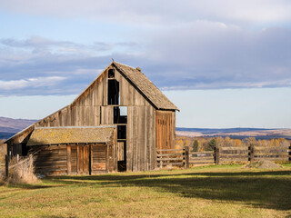 Obraz premium USA, Washington State, Kittitas County. Old wooden barn in Kittitas County.