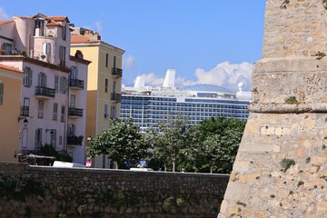 Fototapeta premium Ein Kreuzfahrtschiff liegt im Hafen von Ajaccio auf der Französischen Mittelmeerinsel Korsika 