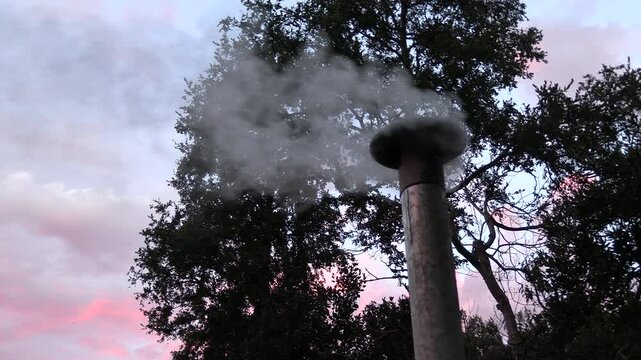 Ambiente tranquilo de tinaja caliente, con atardecer de colores, frente al lago Caburgua, Puc&oacute;n, Chile, 4K_2