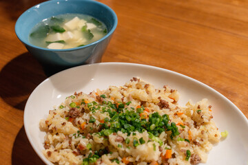挽き肉とネギの炒飯と豆腐の中華スープ