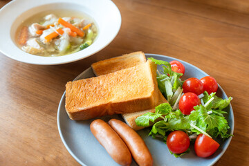 トーストと野菜スープのシンプルな洋風朝食