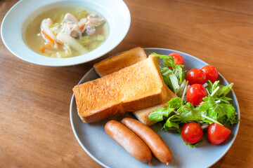 トーストと野菜スープのシンプルな洋風朝食