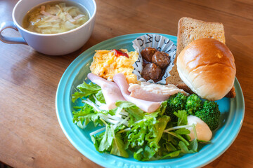 バランスの取れた洋風朝食プレートとキャベツスープ