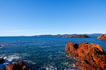 Vue sur la mer méditerranée à Saint-Raphaël, avec tons vifs