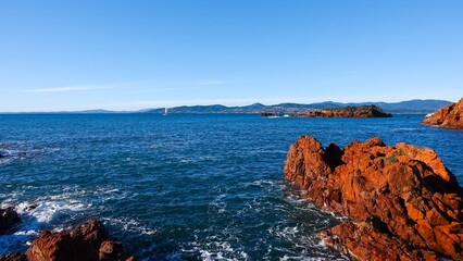 Vue sur la mer méditerranée à Saint-Raphaël, avec tons vifs