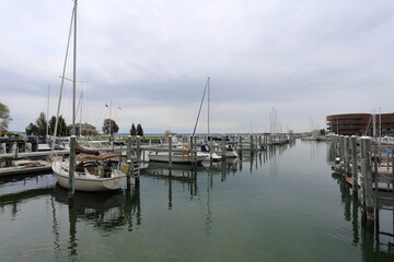 Obraz premium Serene Marina with Docked Sailboats Under an Overcast Sky