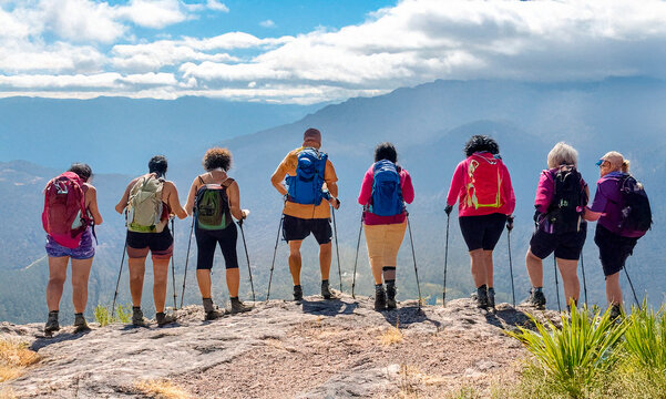 Grupo de pessoas de meia idade a caminhar na montanha 