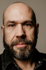 Obraz premium Close-up portrait of bearded mature man looking at the camera. Mindset concept.