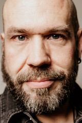 Obraz premium Vertical close-up portrait of bearded mature man posing indoor. Mindset concept.