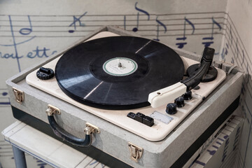 Antiguo tocadiscos portátil con forma de maleta